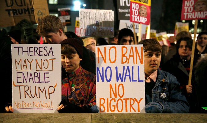 Demonstranten protesteren tegen het inreisverbod dat president Trump heeft afgekondigd.