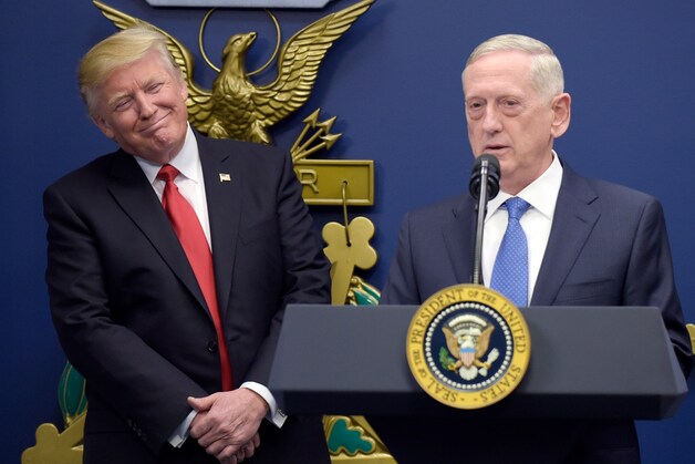 De Amerikaanse president Donald Trump en minister van Defensie Jim Mattis.