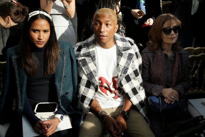 Pharrell Williams en zijn vrouw tijdens de Paris Fashion Week, in maart vorig jaar.
