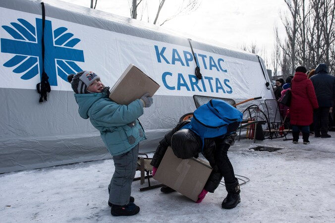 Kinderen aan een centrum voor humanitaire hulp in Avdiivka.