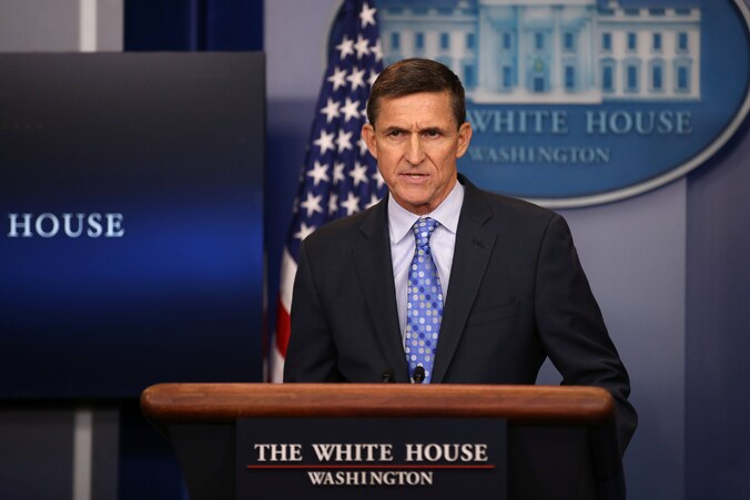 Veiligheidsadviseur Michael Flynn stapte op nadat hij in opspraak raakte toen uitkwam dat hij over de sancties jegens Rusland zou hebben gepraat met de Russische ambassadeur in de Verenigde Staten toen Barack Obama nog president was.