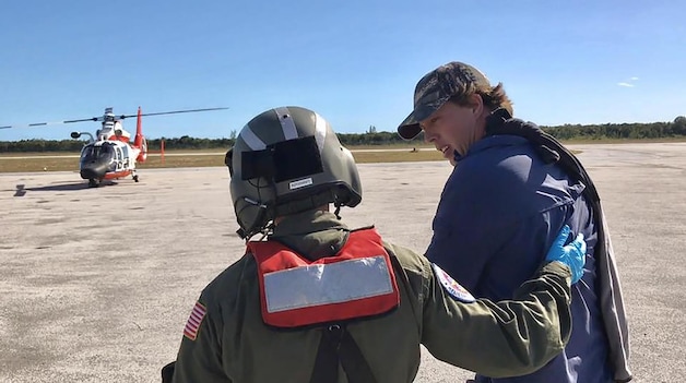 De US Coast Guard neemt Vonk mee naar het ziekenhuis.
