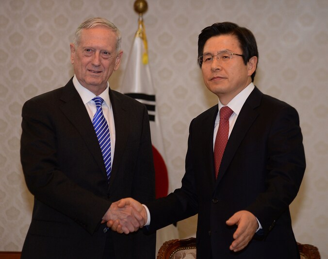 De Amerikaanse minister van Defensie James Mattis en Hwang Kyo-ahn, waarnemend president van Zuid-Korea.