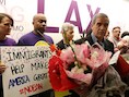 Hossein Vayghan heeft bloemen bij voor zijn broer, de Iraanse Ali Vayghan, die door Trumps inreisverbod werd vastgehouden op de luchthaven en daarna werd teruggestuurd naar Iran.