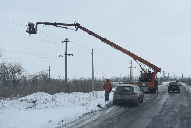 Tijdens een kort bestand moesten vandaag de vernielde elektriciteitsleidingen in Avdiivka gerepareerd worden.