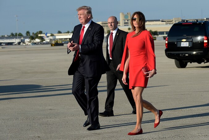 Melania in een rode jurk van Givenchy op vrijdag 3 februari 2017.