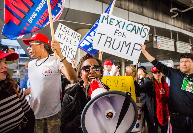 Tegenbetoging van Trump supporters op de luchthaven van Los Angeles gisteren