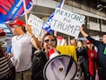 Tegenbetoging van Trump supporters op de luchthaven van Los Angeles gisteren