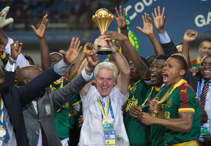 Hugo Broos (midden) viert de Africa Cup.
