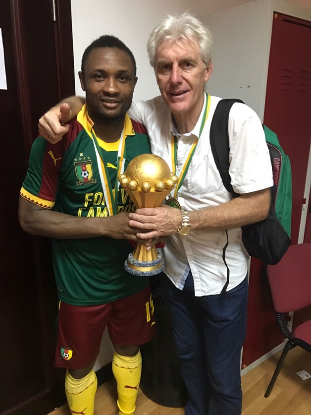 Hugo Broos met Sebastien Siani.