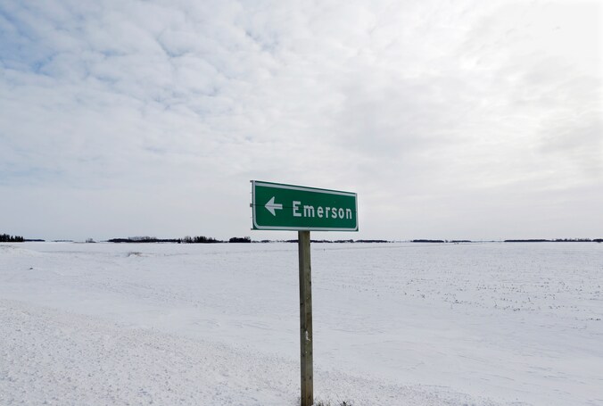 Een verkeersbord voor Emerson, nabij de grens tussen de VS en Canada. Vluchtelingen komen vaak te voet in Canada toe.