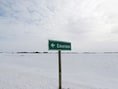 Een verkeersbord voor Emerson, nabij de grens tussen de VS en Canada. Vluchtelingen komen vaak te voet in Canada toe.