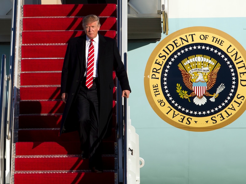 Donald Trump zou een officiële klacht hebben ingediend over de handdoeken aan boord van het regeringsvliegtuig. Ze zouden namelijk niet zacht genoeg geweest zijn voor z'n handen.