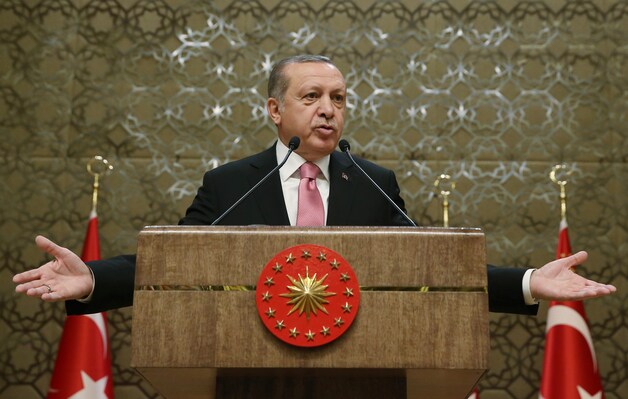 De Turkse premier Erdogan trok naar de rechter.
