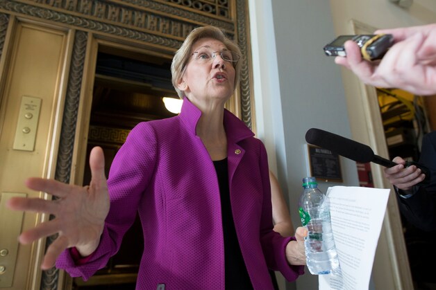 Elizabeth Warren staat journalisten te woord nadat ze in de Senaat een spreekverbod opgelegd kreeg.