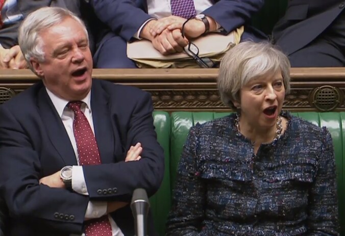 De Britse premier Theresa May en brexit-minister David Davis.