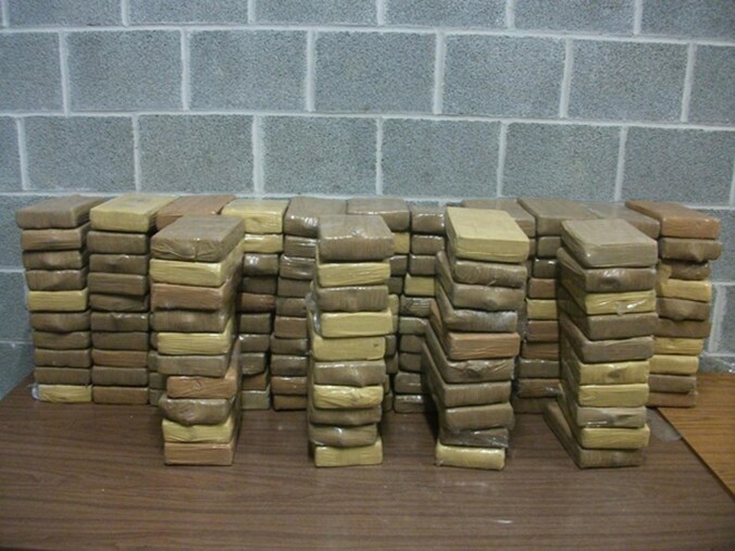 De 150 pakken cocaïne die de douane kon onderscheppen.