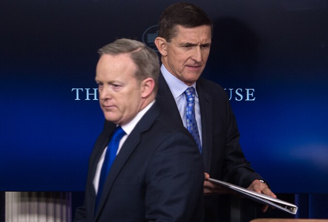 Michael Flynn (rechts) nam gisteren ontslag als nationaal veiligheidsadviseur van Trump. Links op de foto de perswoordvoerder van het Witte Huis Sean Spicer.