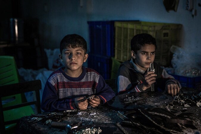 Syrische kinderen werken in een schoenfabriek in het Turkse Gaziantep.