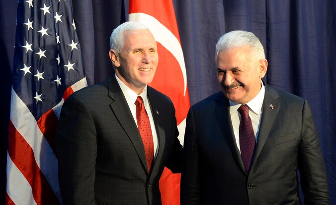 De Amerikaanse vicepresident Mike Pence (links) en de Turkse premier Binali Yildirim.