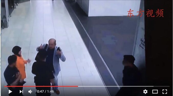 Op de beelden is onder meer te zien hoe Kim Jong-nam tegenover agenten met gebaren duidelijk lijkt te maken dat er iets in zijn gezicht is gespoten. Volgens de politie klaagde hij over duizeligheid.