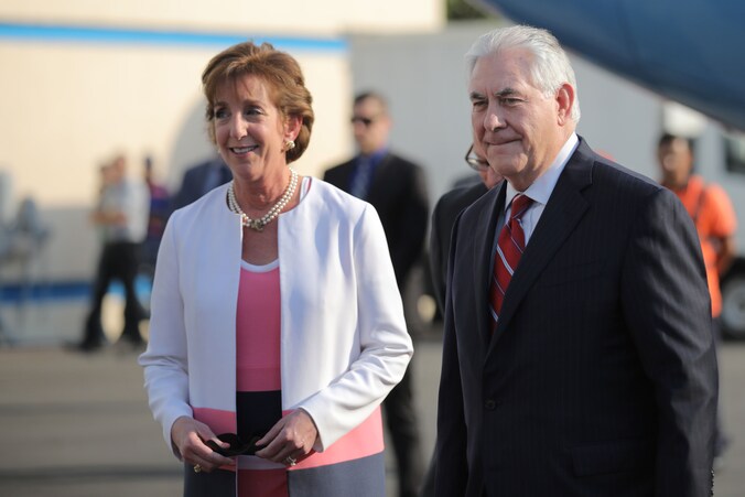 Rex Tillerson wordt verwelkomd op de Benito Juarez International Airport door Roberta Jacobson, de Amerikaanse ambassadeur in Mexico.