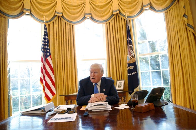 Trump in het Oval Office, zijn officiële kantoor in het Witte Huis