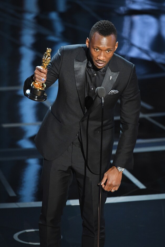 Mahershala Ali accepteert zijn Oscar voor 'beste mannelijke bijrol' in de film 'Moonlight'.
