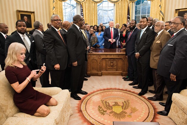 De bewuste foto op de sofa, waarop Conway veel kritiek krijgt.