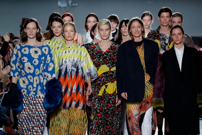 Modellen op de catwalk bij Dries Van Noten in Parijs.