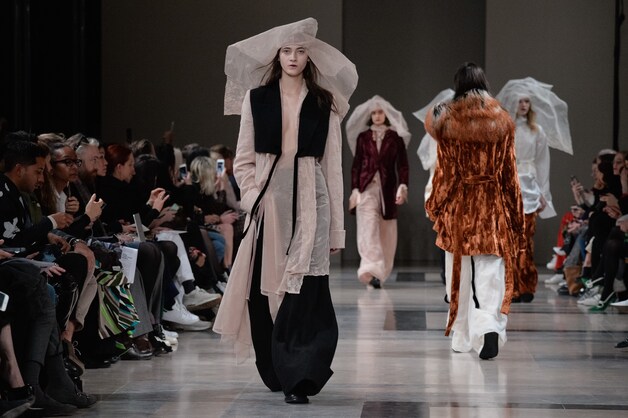 Ann Demeulemeester herfst- en wintercollectie 2017/2018 catwalkshow in Parijs.