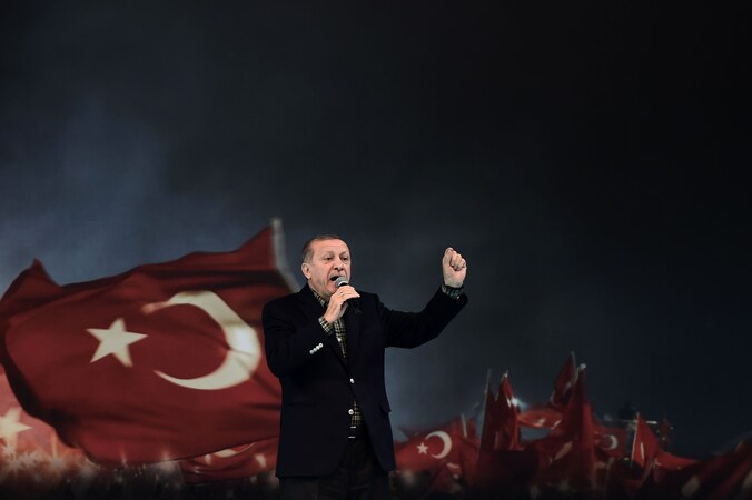 President Recep Tayyip Erdogan sprak zondag een vol stadion toe in Istanboel.