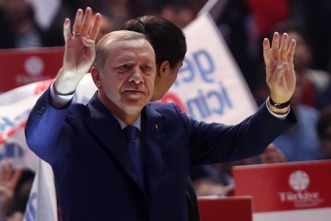 Vandaag heeft de Turkse buitenlandminister Mevlüt Cavusoglu Berlijn ingelicht dat Turkije een dertigtal dergelijke meetings in Duitsland wil organiseren ter ondersteuning van de grondwetswijziging die president Recep Tayyip Erdogan (foto) meer macht moet geven. Dit terwijl campagnevoeren in het buitenland volgens de Turkse wet verboden is.