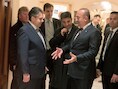 Sigmar Gabriel (L) in gesprek met Mevlut Cavusoglu (R) in Berlijn vandaag.