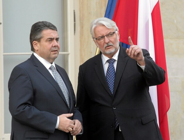 Witold Waszczykowski (r) voerde vanmorgen de forcing.