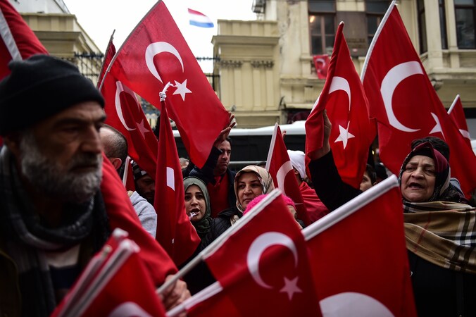 Turkse betogers zijn samengetroept voor het Nederlandse consulaat in Istanbul.