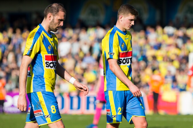 Maxime Annys en Nicolas Rommens buigen het hoofd na de 0-4 nederlaag tegen RC Genk die de degradatie van Westerlo bezegelde.