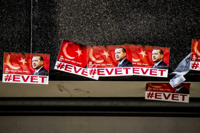 #Evet, Turks voor 'ja'. Via een referendum wil Erdogan meer macht naar zichzelf, de president, toetrekken.