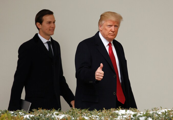 Donald Trump en zijn schoonzoon Jared Kushner. Die laatste zal getuigen voor de senaatscommissie die de mogelijke Russische inmenging in de verkiezingen onderzoekt.