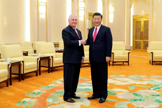 Amerikaans buitenlandminister Rex Tillerson bezocht onlangs Japan, Zuid-Korea en China, waarbij de focus van de gesprekken op het Noord-Koreaanse nucleaire programma lag. Op de foto Tillerson afgelopen zondag bij de Chinese president Xi Jinping.