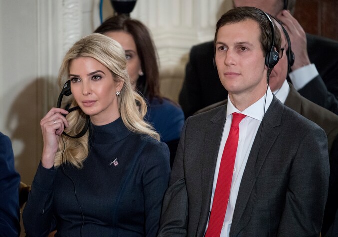 Ivanka Trump en Jared Kushner tijdens een nieuwsconferentie met Donald Trump en de Duitse bondskanselier Angela Merkel.