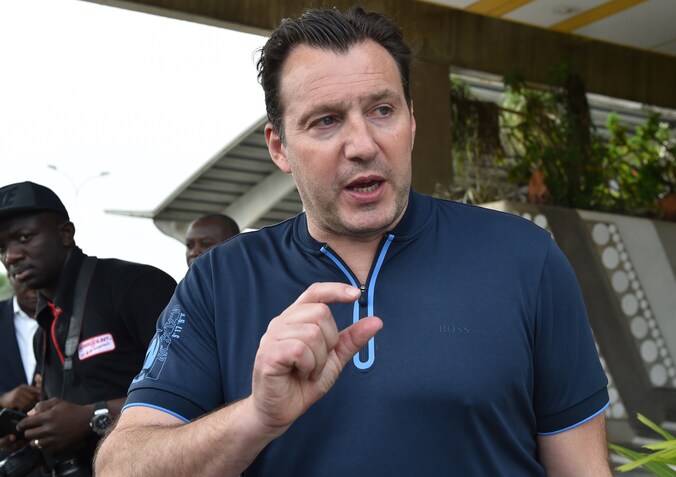 Marc Wilmots bij zijn aankomst in Ivoorkust op de luchthaven van Abidjan.