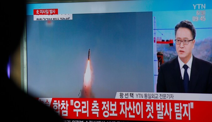 Zuid-Koreanen bekijken een nieuwsuitzending over de rakettest van Noord-Korea eerder deze maand.