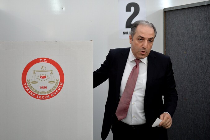 Campagneleider Mustafa Yeneroglu brengt in het Turkse consulaat in Keulen zijn stem uit voor het referendum dat de macht van president Erdogan verder moet uitbreiden.