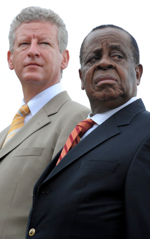 Minister van Defensie Pieter De Crem met zijn Congolese collega Charles Nwando Nsimba