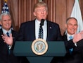 Donald Trump met vicepresident Mike Pence (links) en Scott Pruitt, directeur van het Environment Protection Agency (rechts).