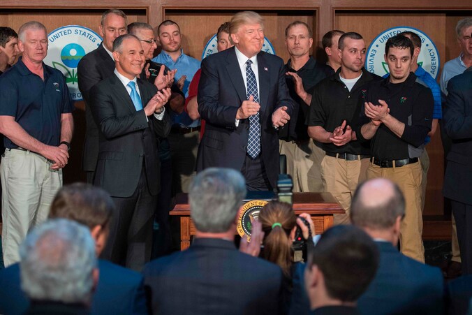 Omringd door mijnwerkers applaudisseert president Donald Trump nadat hij eergisteren het decreet rond energie-onafhankelijkheid ondertekende.