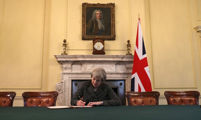 De Britse premier Theresa May ondertekent EU-artikel 50, waarmee het Verenigd Koninkrijk officieel aan de rest van de lidstaten kenbaar maakt dat het wil vertrekken uit de Europese Unie.