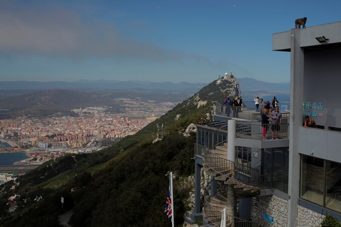 Toeristen op een terras op de Rots van Gibraltar.