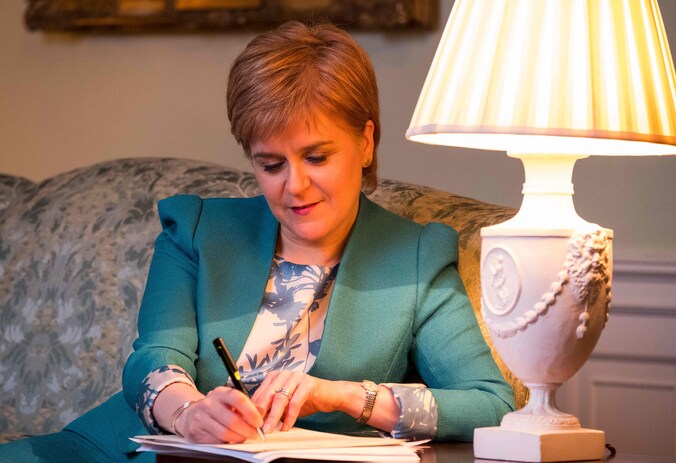Nicola Sturgeon schrijft een brief naar Theresa May waarin ze de Britse premier om een tweede referendum over de onafhankelijkheid van Schotland vraagt.